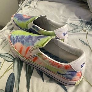 nike women’s tyedye slip on sneakers 8.5